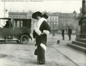 Артистка у памятника Глинки. Санкт-Петербург. 1910-е годы.